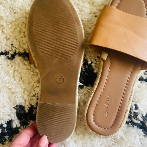 Universal Threads Tan Sandal, Size 7, Slide Sandals - Picture 2 of 4